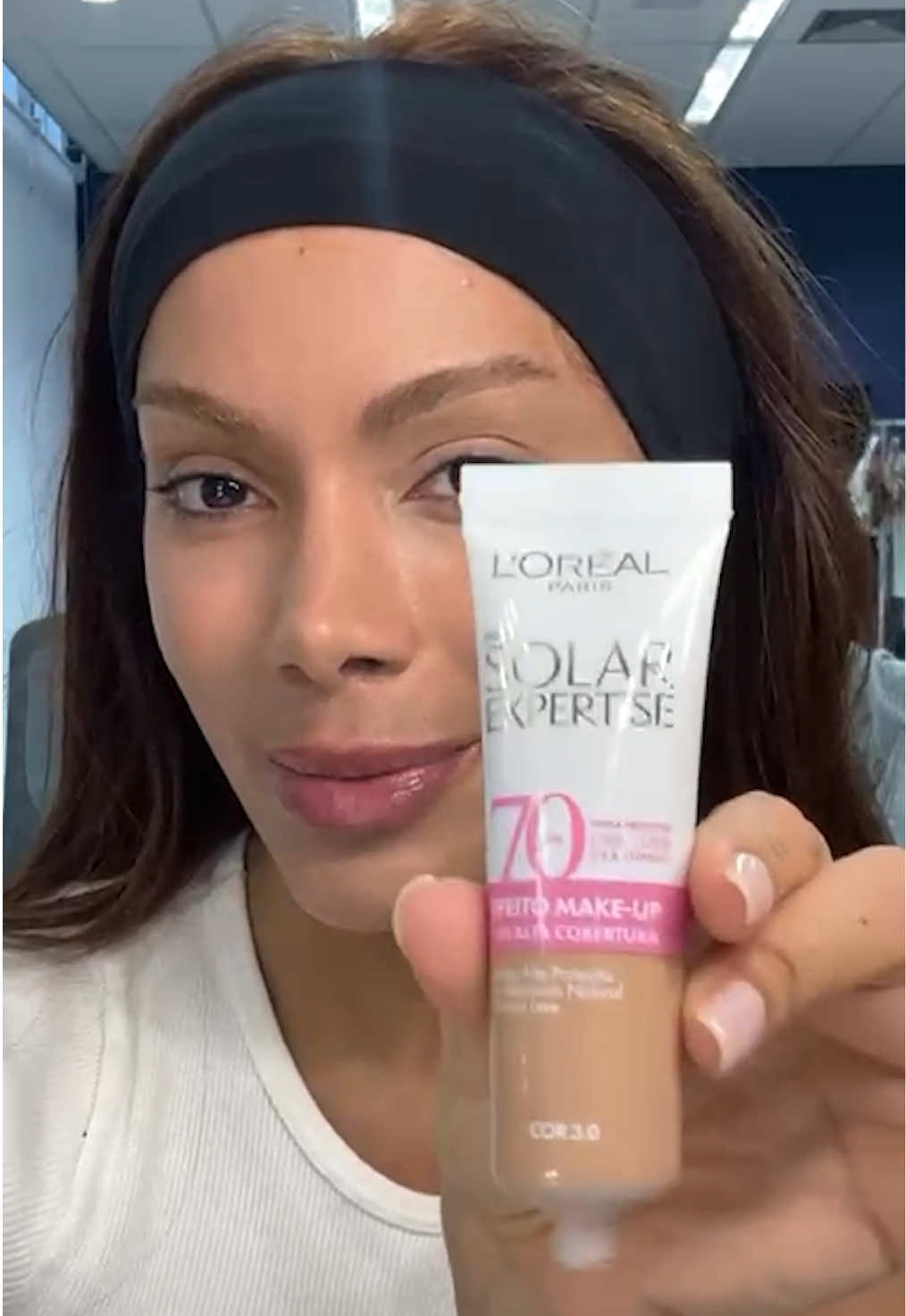 Na correria das gravações e shows, cada minuto conta! Por isso, o Efeito Make Up Solar Expertise de @L'Oréal Paris Brasil se tornou parte essencial da minha rotina.  Um protetor solar com cobertura de base que entrega tudo: FPS 70 e alta cobertura, deixando a minha pele impecável e protegida para aguentar o ritmo. Minha cor é a 3.0 ✨  #protetorsolarloreal #SolarExpertiseEfeitoMakeUp #publicidade