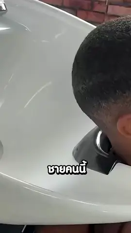 ชายคนนี้ใส่ผมปลอมไปสระผมจนเป็นแบบนี้!#เล่าเรื่อง #trending #viralshorts #viralvideo #ไม่น่าเชื่อ 
