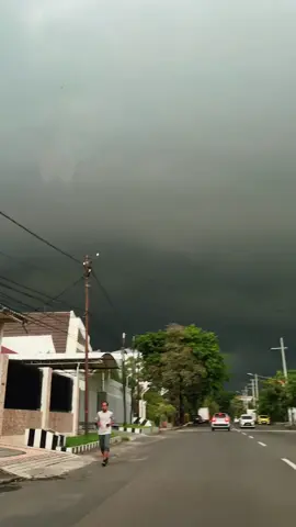 Senja surabaya today #surabaya #senja #surabayahujan #mendung 