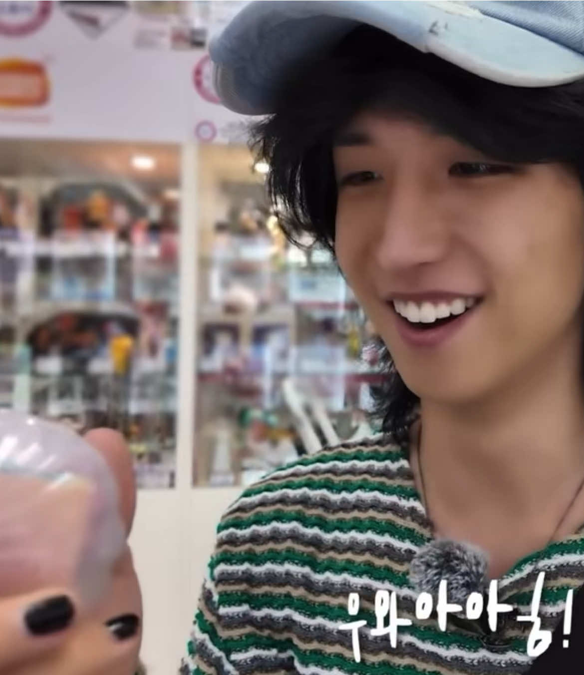 Naurrr his reaction 🥺🥺🥺 You can see his hands trembling because he’s happy and excited… #junhan #준한 #엑디너리히어로즈 #엑디즈 #xdinaryheroes @Xdinary Heroes 