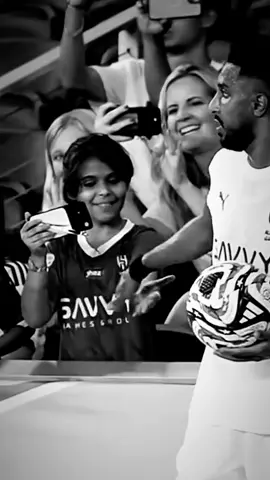 لقطة محد عطاها وجهه ولم يتم انصافها .. رغم انشغال سالم باجواء المباراة قرر مصافحة العنصر النسائي ،العم💙💙💙💙🐐.