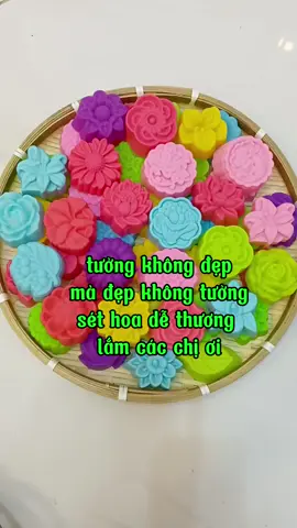 Các chị sắm sét hoa lộn xộn mẫu này đi ạ, lên thành phẩm rau câu bán êm lắm, khuôn hoa 5cm làm thạch rau câu, bánh da lợn, khúc bạch đều được. #khuonsilicon #khuonbanhdalon #khuonhoa 