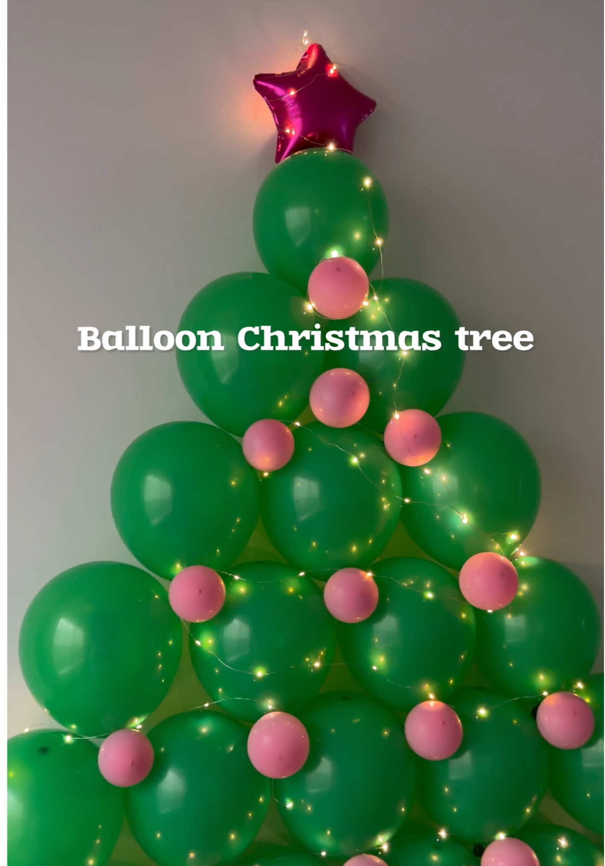 Balloon Christmas tree 🎄  #christmasparty #kidspartyideas #christmascrafts #kidsparty #balloondecorations Christmas party diy, kids party ideas, diy hanging decor, easy balloon decor ideas, diy Christmas tree