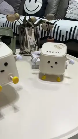 Thùng rác mini Robot Một điểm nhấn đáng yêu cho không gian! Hộp đựng đa năng hình robot. Dùng làm thùng rác mini, đựng kẹo, hay đựng dây buộc tóc đều xinh. #machbandohay #hopdungrobot #giadungtienich #xuhuong #giadungthongminh 