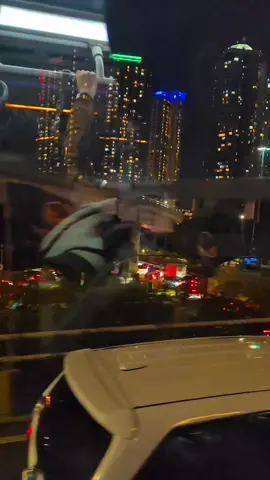 antara liat view malam jakarta dan suasana di dalam busway.😅#citylightsjakarta #citylightvibes #citylife #foryoupage #fyp 
