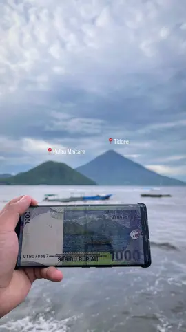 📍Pantai Fitu, Ternate. View gambar uang 1000 #ternate #malukuutara 