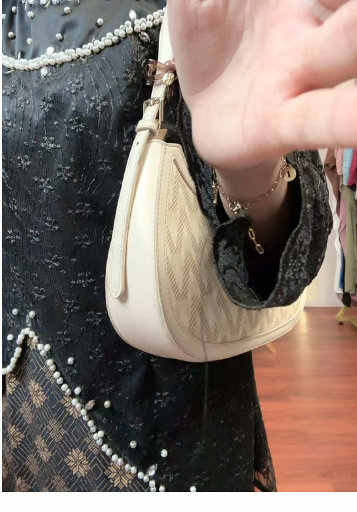 Yuk jangan lupa join live, dapetin harga promonya yaaa!!!😍🔥🔥 #promomakan1111 #bridesmaid #kebayamodern #kebayacantik #ootdlebaran2026 