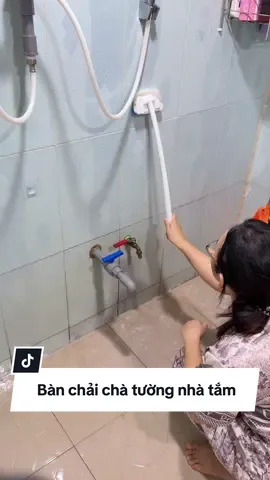 Cây này có cán dài, cầm đỡ mỏi tay, chà nhanh sạch mà không làm trầy xước gạch men #caychatuongnhatam #caychatuong 