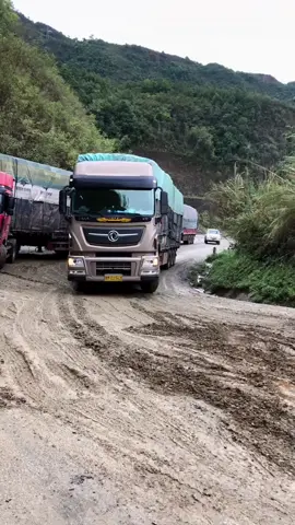 Đường Lào thật không đơn giản.