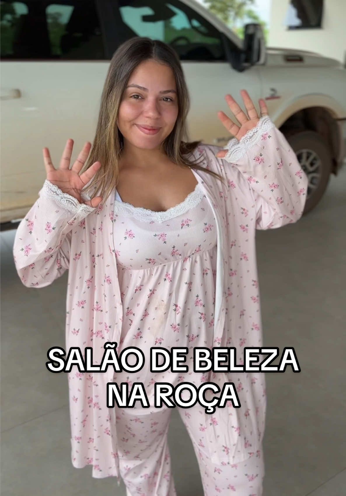 Aqui na roça tem tudo: beleza, fartura, bichos, paz… o que não tem é um salão de beleza 😅 Mas isso não é problema pra mim, porque me arrumei em casa mesmo — usando os produtos da @universo.glam que deixam a gente com cara de salão sem precisar sair de casa. Aproveita e usa meu cupom BRULOHAINE pra garantir desconto na sua edição também! *PUBLlClDADE