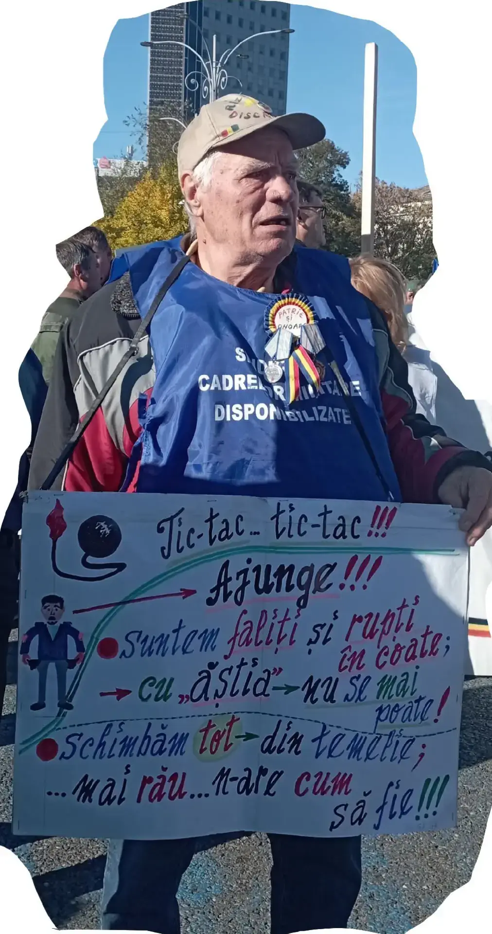 Cu actuala legislație a pensiilor militare, rezerviștii ajung cerșetori sau protestatari după 8-10 ani de la trecerea în rezervă  Pentru ilustrare am ales o poză sugestivă a unui protestatar rezervist de la mitingul organizat in data de 29 10 2025 in Piața Victoriei din București, miting la care au participat și reprezentanți ai Sindicatului Cadrelor Militare Disponibilizate, ROMIL și ANCMRR din MAI. Nu veți intâlni așa ceva in nicio altă țară NATO. Aici s-a ajuns după ce timp de 10 ani regimul Băsescu a redus rolul militarilor la cel al lucrătorilor pentru strângerea păpușoilor și după incă 10 ani in care regimul Iohannis a calificat stagiul militar ca pierdere de timp, când el a invățat doar cum se cos nasturii la uniformă.  Anul acesta am intrat sub guvernarea #REZIST. Aștia, ca să pastrăm exprimarea protestatară, nici nu se gândesc să pună de acord actualizarea pensiilor militare, inițiată de parlamentari PNL  și de Guvernul Ciolacu, peste capul instituțiilor militare, prin Pl x 540/2024, cu decizia nr. 126/2025  a CCR. Ei se dau de ceasul morții cum să desființeze toate pensiile de serviciu. Până in anul 2017, când s-a adoptat OUG 59, sistemul pensiilor militare a fost unul echilibrat, diferențele dintre pensii fiind date de grad, funcție și vechime. După OUG 59/2017, când a fost eliminată actualizarea pensiilor militare cu soldele celor in activitate, echilibrul s-a deteriorat grav, ajungându-se, după 8 ani, la raportul de 1/3 intre o pensie militară stabilită inainte de anul 2017 și una stabilită in prezent. Era previzibil că se va ajunge la aceste  inegalități de vrerme ce Legea 153/2017  si alte acte normative ulterioare au majorat de cca 3 ori solda de funcție in cuantum compus a cadrelor militare in activitate și soldele de grad de 9 ori. Dacă nu se reintroduce actualizarea permanentă a pensiilor militare in plată( ca să păstrăm exprimarea pe care CCR a interpretat-o greșit ca fiind discriminatorie),  peste 8-10 ani si cei care se pensionează in prezent vor ajunge protestatari ca și rezervistul din imagine. Mitingurile trebuie mutate in fața instituțiilor militare  și in fața Parlamentului pentru a se reexamina de urgență PLx 540/2024. Având in vedere criza deficitului bugetar se poate dispune aplicarea etapizată a actualizării pensiilor militare. Decidenții nu trebuie să piardă din vedere că personalul din structurile de apărare varsă lunar la bugetul de stat 25% din soldele brute lunare, cu titlul de CIBS, asigurare pentru pensie( art. 31 din Legea nr. 223/2015). Tot la bugetul de stat se intoarce lunar diferența dintre cuantumul net fiscalizat, potrivit Codului Fiscal, al  pensiilor militare stabilite dupa sept. 2017 și cuantumul plafonat conform art. 60 din Legea nr. 223/2015, modificat prin aceeași ordonanță. La un militar cu vechime de peste 25 de ani, cu procentul de pensie de pensie de cel puțin 85%+ 20% spor OMM, cu o pensie netă plafonată, conform art. 60 din L 223/2015,  la cuantumul de 8 000 lei,   cuantumul brut nefiscalizat poate ajunge 8000 + 41,5%=11 320 lei. Diferența de 3 320 lei se reintoarce la bugetul de stat sau la asiguri CASS cu titlul de impozit, plafonare sau contribuție CASS. Din suma de 3 320 lei, plafonarea reprezintă 2 656 lei, suma care nu ar trebui inclusă in anvelopa brută raportată statistic pentru plata pensiei militare.