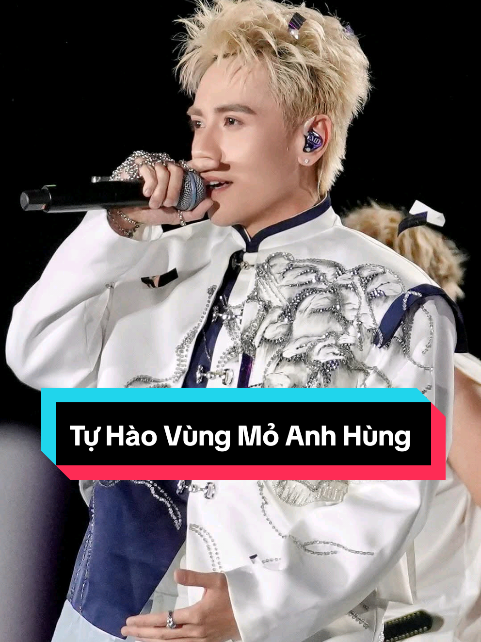 Tình đầu mong manh như lá lìa cành, như trăng giữa mặt hồ sóng đánh xô nghiêng chẳng thể vẹn nguyên. - Chương Trình Nghệ Thuật Đặc Biệt 