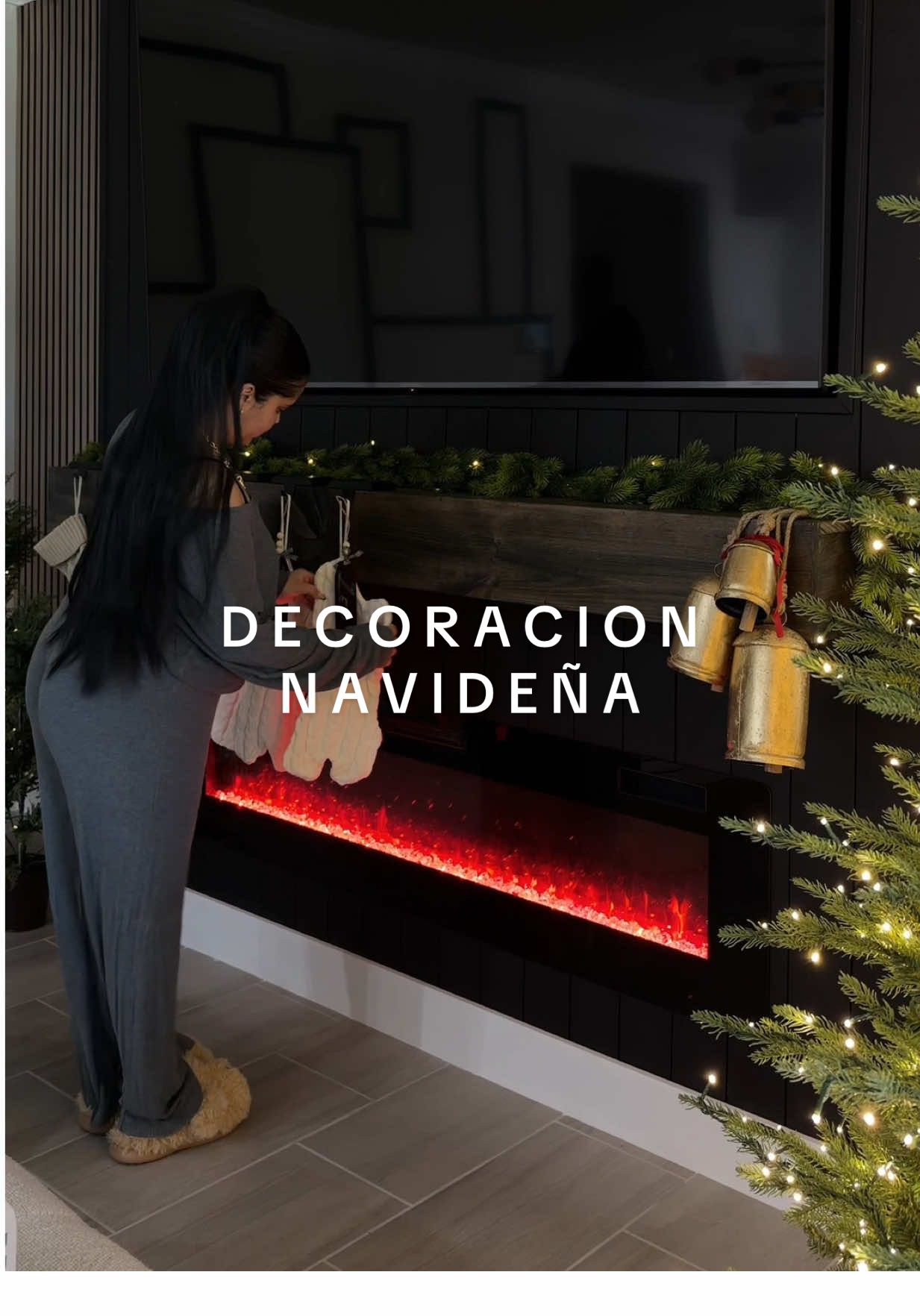 Mi primera pared de chimenea y sus botitas 🐾 ¡Ahora sí se siente como hogar! 🎄💫 #paratiiiiiii #paralacasa #christmasdecor #petmomlife #cozychristmas