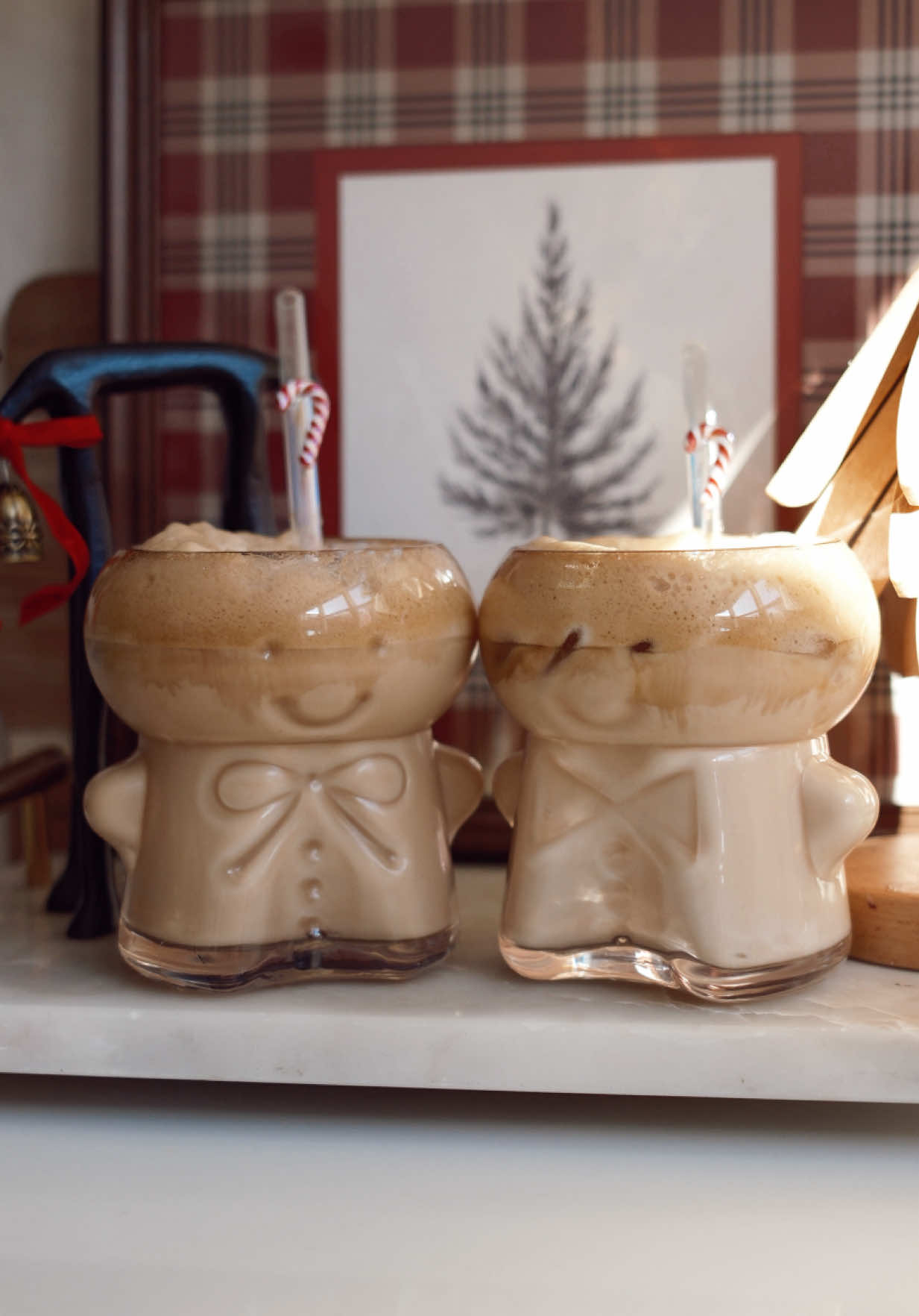 Anthropologie Dupe Alert ✨🍪 LINK in BIO 💋 These gingerbread glasses look just like the viral Anthropologie ones — but they’re on sale right now only $25 on Amazon! 🤯 Perfect for milk, coffee, or your favorite holiday drink ☕🎅 #AnthropologieDupe #ChristmasFinds #AmazonHomeFinds #HolidayAesthetic #ChristmasKitchen      