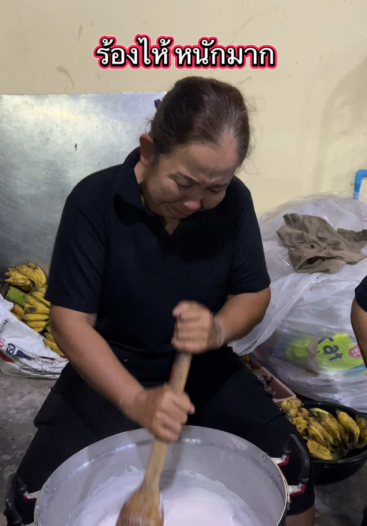 ทำขนมหวานงานศพน้า  กวนหน้าขนมไป ร้องไห้ไปทุกคนงงว่า ร้องไห้ทำไม ถาม ไม่ตอบ  จนต้องถามย้ำๆ จนได้คำตอบ ตกใจเลบ #ดราม่า   #เศร้า #ดีใจ  ทุกอารมณ์  #ครอบครัว  #พี่น้อง 