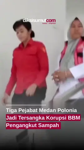 Medan – Kejaksaan Negeri (Kejari) Medan menahan tiga tersangka kasus dugaan korupsi anggaran BBM subsidi jenis solar untuk kendaraan pengangkut sampah di Kecamatan Medan Polonia tahun anggaran 2024. Ketiganya ialah Irfan Assardi Siregar (mantan Camat Medan Polonia), Khairul Aminsyah Lubis (Kasi Sarpras), dan Ita Ratna Dewi (tenaga honorer). Dua di antaranya, Irfan dan Ita, langsung ditahan selama 20 hari, sementara Khairul belum memenuhi panggilan penyidik. Menurut Kasi Pidsus Kejari Medan, Dr. Mochamad Ali Rizza, terdapat penyimpangan anggaran senilai Rp1,017 miliar, dengan kerugian negara sekitar Rp332 juta akibat dokumen fiktif dan perbedaan volume bahan bakar. Kasus masih dikembangkan dan tidak menutup kemungkinan ada tersangka baru. Ketiganya dijerat Pasal 2 ayat (1) dan Pasal 3 UU Tipikor jo Pasal 55 ayat (1) ke-1 KUHP. #diksisumut #KejariMedan #KorupsiBBM #MedanPolonia
