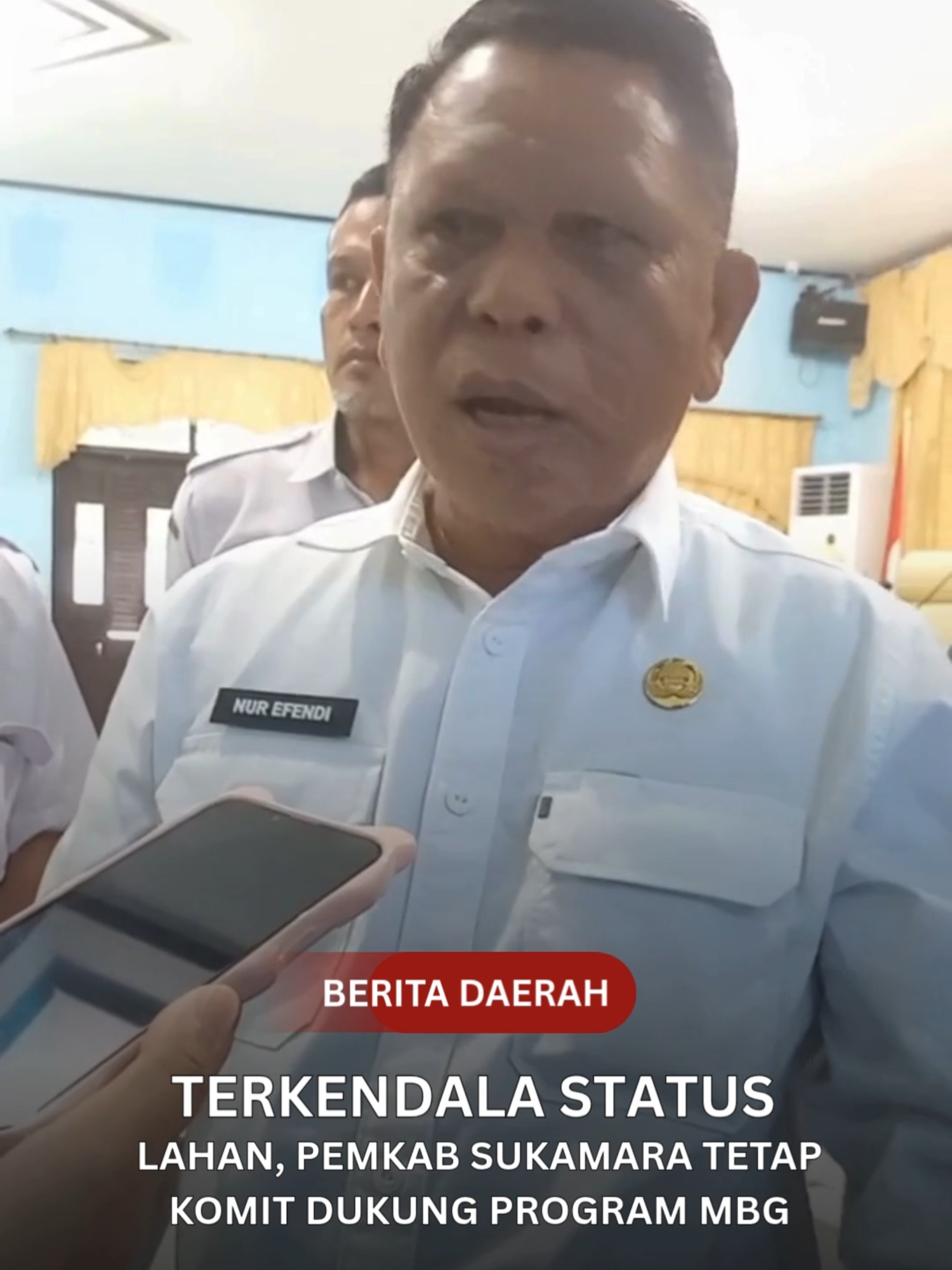 Status lahan jadi kendala utama dalam pelaksanaan program Makan Bergizi Gratis (MBG) di Kabupaten Sukamara. Wakil Bupati Sukamara Nur Efendi menyebut, sebagian besar lahan di wilayah tersebut masih berstatus Hutan Produksi (HP), sedangkan syarat dari Badan Gizi Nasional (BGN) mengharuskan lahan berstatus Surat Hak Milik (SHM). Meski demikian, Pemkab Sukamara tetap berkomitmen mencari solusi dan menjajaki kerja sama dengan investor agar program MBG bisa segera berjalan dan memberi manfaat bagi masyarakat. 🍽️✨ 📲 Cerita lengkapnya inspiratif banget dan wajib kamu baca! 👉 Follow sosial media ANTARA Kalteng untuk info keren dan inspiratif lainnya! 📖 Baca selengkapnya di: https://kalteng.antaranews.com #MBG #MakanBergiziGratis #Sukamara #Kalteng #NurEfendi #PemkabSukamara #BadanGiziNasional #GiziUntukSemua #ProgramNasional #BeritaDaerah #KaltengUpdate #CeritaKalteng #KolaborasiUntukGizi #Kalteng #ANTARAkalteng #KawalAntaraKalteng Pewarta : Donefrid Lalang
