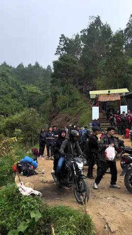 Antrian long weekend kali ini di perkirakan sampai blok A,, absen yang udah pernah kesini, pasti tau blok A itu mana,,?  #pendakigunung  #fypシ゚  #pendakiindonesia #CapCut #mountain 