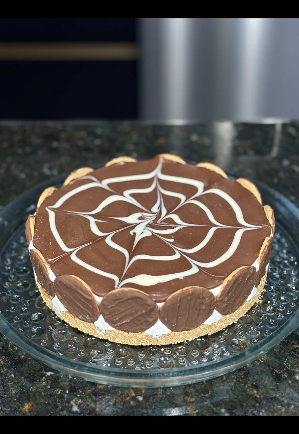 Ingredientes dessa torta deliciosa 🤤 Base:  - 150g bolacha maisena - 75g manteiga sem sal derretida - 14un bolacha calipso. Creme:  - 100g manteiga sem sal (ponto pomada) - 10g açúcar refinado - 395g leite condensado - 250g cobertura branca @lecacau.chocolates  - 10g pasta de baunilha - 200g chantilly batido. Ganache: - 150g cobertura meio amargo @lecacau.chocolates  - 100g creme de leite. Ganache branca:  - 50g cobertura branca; @lecacau.chocolates  - 30g creme de leite. Salve a receita para reproduzir nesse final de ano 🍫😋 #tortaholandesa #receitasdenatal #sobremesasdenatal #tortas