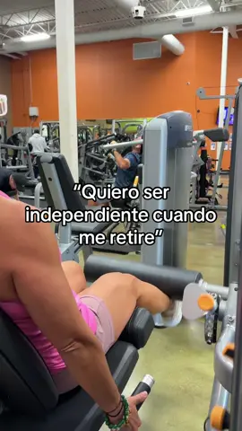 🦵🏼Tener piernas fuertes es una de las mejores formas de mantener la salud y la independencia a medida que envejecemos.  Aquí tienes los beneficios principales de mantener la fuerza en las piernas a medida que envejeces: 💪 Mejor movilidad e independencia Tener piernas fuertes facilita caminar, subir escaleras y levantarse de una silla — lo cual es clave para conservar la independencia y evitar la necesidad de ayuda con el paso del tiempo. 🧠 Mejor equilibrio y prevención de caídas La fuerza en las piernas y el abdomen mejora la estabilidad, reduciendo el riesgo de caídas — una de las principales causas de lesiones y hospitalizaciones en adultos mayores. ❤️ Apoyo a la salud cardiovascular y metabólica Los músculos de las piernas son grandes y metabólicamente activos. Utilizarlos mediante caminatas, sentadillas o ejercicios de resistencia mejora la circulación, el control de la glucosa y la salud del corazón. 🦴 Huesos más fuertes y protección de las articulaciones Los ejercicios con carga para las piernas (como caminar, hacer zancadas o usar bandas de resistencia) ayudan a mantener la densidad ósea y a reducir el riesgo de osteoporosis y fracturas. 🔥 Mejor control del peso y del azúcar en la sangre Tener más masa muscular aumenta el metabolismo en reposo y mejora la sensibilidad a la insulina — ambos factores importantes para un envejecimiento saludable y la prevención de enfermedades crónicas. 🧍‍♀️Mejor postura y funcionalidad diaria Las piernas fuertes sostienen las caderas y la columna, ayudando a mantener una buena postura, reducir el dolor de espalda y facilitar tareas diarias como cargar compras o trabajar en el jardín. 🧬 Mayor longevidad y calidad de vida Los estudios muestran que una mayor fuerza en las piernas se asocia con una mayor esperanza de vida, mejor salud cerebral y un envejecimiento funcional más lento. #glp1community #saludable #dietistaboricua 