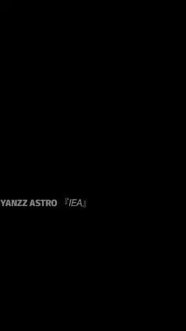 Penjelasan                👇 ​1️⃣ Jupiter: Sang Tameng Raksasa 🪐 ​Jupiter adalah pelindung utama Bumi, berkat ukurannya yang masif dan gaya gravitasinya yang luar biasa kuat. ​Perannya: Ia bertindak seperti penyedot debu kosmik raksasa. Gravitasi Jupiter menarik dan menangkap komet serta asteroid yang datang dari Sabuk Kuiper dan awan Oort, mencegah sebagian besar dari mereka memasuki Tata Surya bagian dalam dan menabrak Bumi. ​Contoh: Ingat peristiwa tabrakan Komet Shoemaker-Levy 9 pada tahun 1994? Jupiter-lah yang menampungnya, menyelamatkan planet kita dari potensi bencana. ​2️⃣ Bulan: Sang Jangkar Stabilitas 🌙 ​Benda langit terdekat kita punya peran yang jauh lebih penting daripada sekadar menyebabkan pasang surut air laut. ​Perannya: Daya tarik gravitasi Bulan menstabilkan kemiringan sumbu rotasi Bumi (sekitar 23.5^\circ). ​Kenapa ini penting? Tanpa Bulan, kemiringan sumbu Bumi akan berfluktuasi secara ekstrem dan kacau dalam jutaan tahun. Fluktuasi ini akan menyebabkan perubahan iklim yang sangat drastis dan tak menentu, membuat kehidupan sulit—bahkan mustahil—untuk berkembang dan bertahan. ​3️⃣ Venus: Penjaga Lintasan Sesekali ✨ ​Venus (dan kadang-kadang planet lain seperti Mars) memainkan peran yang lebih kecil, tetapi signifikan, sebagai pemantul. ​Perannya: Sebagai planet terdekat kedua dengan Bumi, gravitasi Venus sesekali dapat mengubah lintasan (membelokkan) asteroid atau komet kecil yang melewati dekat, mencegah tabrakan yang seharusnya terjadi. Ini adalah peran 