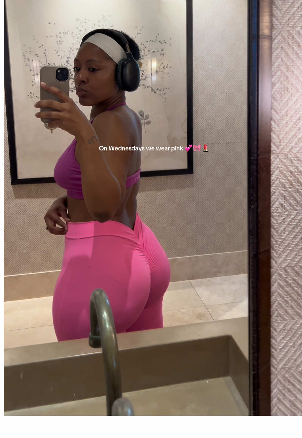 My favorite booty lifting leggings and they’re pink 🤭💕 #flareleggings #fyp #leggingsoftiktok #tiktokshopfinds 