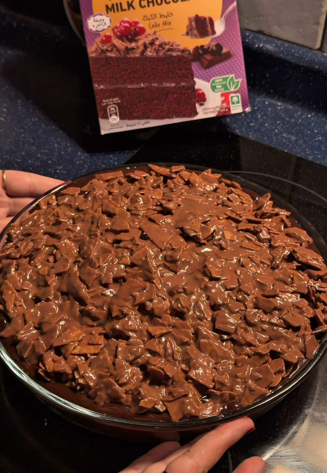 كيكة دافيه ولذيذه للمحبين الشوكلت🍫❤️@alalali - العلالي و طبعاً ماتكمل وصفتي بدون منتجات العلالي الرهيبه!❤️‍🔥 . المكونات: 	•	خليط كيك الشوكولاتة بالحليب من العلالي 	•	شوية حليب للتشريب (اختياري) 	•	فطيرة فرنسية جاهزة أو فيوتين جاهز 	•	كوب شوكولاتة بالحليب 	•	ربع إلى نص كوب كريمة خفق ساخنة 	•	كوب شوكولاتة مذوبه  	•	ملعقتين كبار زيت نباتي الطريقة: 	1.	سويت كيكة الشوكولاتة بالحليب من العلالي بنفس الطريقة اللي مكتوبة على العلبة، ودخلتها الفرن لين استوت تمام. 	2.	أول ما طلعت، شربتها بشوية حليب (اختياري مااحس الكيكه تحتاج تشريب لانها طريه بدون شي ). 	3.	جبت فطيرة فرنسية جاهزة، حطيتها في بايركس عليه ورق زبدة، ودخلتها الفرن تقريباً خمس دقايق بس تتحمر شوي، بعدين خليتها تبرد تمام وتصير مقرمشة، وكسرتها قطع صغيرة. وتقدرون تستخدمون بدلها الفيوتين الجاهز لو متوفر عندكم . 	4.	بعدين جهزت الجاناش: بطاسه حطيت كوب شوكولاتة بالحليب ( تقريباً ١٧٠ جرام )، وصبيت فوقها ربع إلى نص كوب كريمة خفق ساخنة، وخلطت لين ذابت وصارت ناعمة. 	5.	صبيت الجاناش فوق الكيكة. 	6.	ورجعت للفطيرة المكسره (أو الفيوتين) وضفت لها كوب شوكولاتة مذوبه وملعقتين كبار زيت نباتي، وخلطت كويس لين تغلفت كلها بالشوكولاتة. 	7.	حطيتها فوق الكيكة، وقدمتها وهي دافيه مع قهوة سعودية ☕️ وعليكم بألف عافيه يا رب 🩷 ⸻ اعلان 🌟🌟🌟 #4u #fypシ゚ #السعودية #viral #الشعب_الصيني_ماله_حل😂😂 