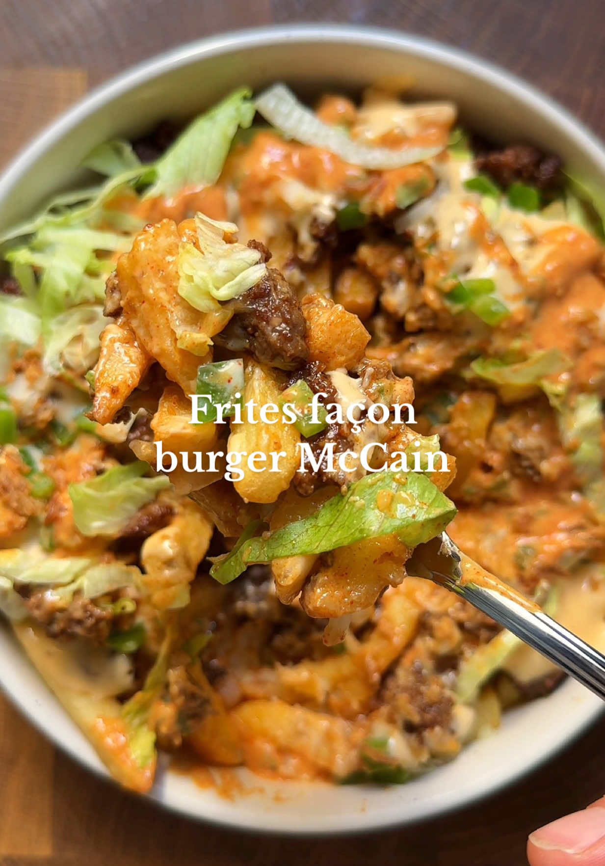 Frites Burger @McCainFR 🍟🍔 La recette parfaite quand tu veux te faire plaisir sans culpabiliser, en plus de ça c’est hyper protéiné j’te jure tu vas te régaler 😋 Avec les frites @mccainfr spécial air fryer c’est encore meilleur, je trouve que ce sont les meilleures frites au air fryer que je n’ai jamais goûté, elles sont bien croustillantes à l’extérieur et moelleuses à l’intérieur, pas grasse du tout et prêtes en 10/12 minutes elles sont juste parfaites !! 👌 Pour réaliser cette recette tu auras besoin de :  •Frites @mccainfr air fryer 🍟  •2 steak hachés 🥩  •1 c.à café de paprika, d’ail en poudre et de cumin 🌶️  •1 c.à soupe de sauce yakitori 👌 Pour la sauce burger :  •Mayonnaise 👀 •Moutarde 😁 •Ketchup 🍅  •Vinaigre blanc ou de cidre 🍎  •Paprika + ail en poudre 🧄  •1 à 2 gros cornichons coupés en dès 🥒  Pour la sauce cheddar :  •10cl de crème liquide 🥛  •5/6 tranches de cheddar ou fromage en plastique 🧀  •Poivre (si t’aimes pas t’en mets pas)  Pour les toppings tu mets ce que tu veux, moi perso j’ai mit des dès d’oignons, du poivrons, des oignons frits, de la laitue iceberg 🥬 et voilà t’as plus qu’à te régaler !!  Bon appétit les amis 🫶 *Collaboration commerciale rémunérée 