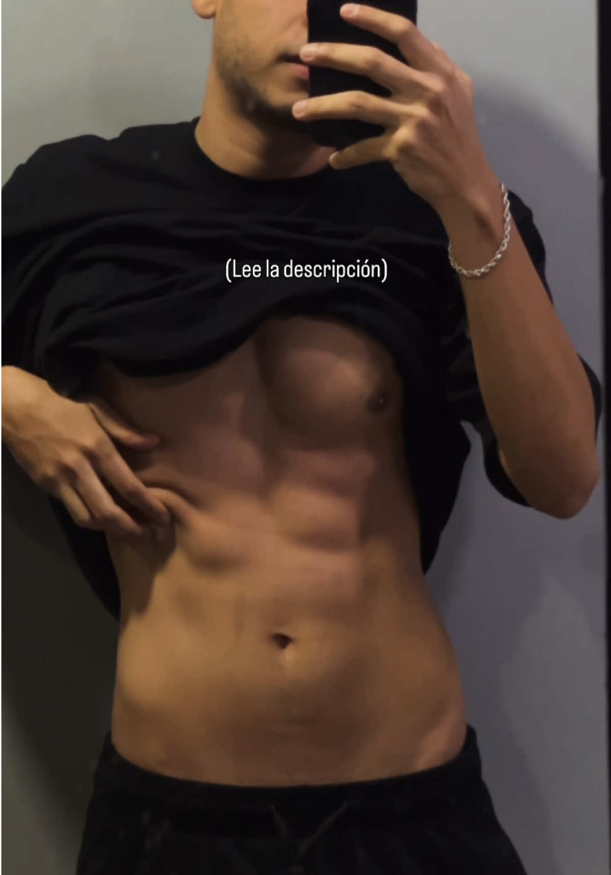 1️⃣ Come más carbohidratos que proteína, si ya se que suena raro, pero en definición siendo natural es mejor priorizar los carbohidratos ya que son los que te dan energía y te ayudan a recuperarte y rendir en el gym, no vas a dejar de comer proteínas pero si come el mínimo que vendrían siendo 1.5g por cada kg en lugar de 2.2 que es lo normal en volumen, cuando hice este cambio, no solo no perdí músculo, incluso he seguido progresando en ejercicios de espalda y brazo y en definición, mientras obviamente voy perdiendo grasa y marcándome  2️⃣ No tomes azúcar, la mayoría de gente toma demasiada azúcar en el día, y el problema de esto es que si quieres bajar grasa abdominal, tomar azúcar te va a hacer que comas muchas calorías sin siquiera saciarte o llenarte, entonces bajar grasa va a ser más difícil porque para compensar vas a tener que comer muy poco, lo ideal es que tomes mucha agua, y si quieres beber algo de sabor que sea cero calorías  3️⃣ muévete más, entre más te muevas ya sea haciendo más pasos en el día, o haciendo más sesiones de cardio, vas a poder perder grasa comiendo más, sin pasar hambre y sintiéndote con más energía, obviamente comienza de menos a más no quieras de un día para otro hacer doble sesión de cardio de una hora, yo comencé con 15m de cardio después de entrenar ahora ya lo subí a 25 y estoy comenzando a hacer otra sesión en la mañana, todo es tranquilo y poco a poco, pero si te va a ayudar mucho ser más activo  👉🏻Bro si quieres una GUÍA PASO A PASO para que puedas eliminar grasa en el abdomen como yo que pase de 83-67.5kg 📲Mándame por insta la palabra “GUIA” y te la mando 💪🏻