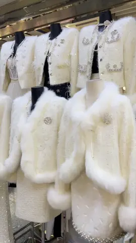 Một góc kệ phủ đầy sắc trắng – nơi dạ và lông cùng tỏa sáng. Nhẹ nhàng, thanh khiết nhưng vẫn toát lên vẻ sang trọng khó rời mắt. ⸻ Cảm ơn bạn đã tin chọn 💛 ———— 𝗘𝗠 𝗖𝗛𝗔𝗡 𝗦𝗧𝗢𝗥𝗘 ■ Hotline: 0868.567.888 #EmChan #ÁoDạTweed #ÁoLôngCaoCấp #PhongCáchThanhLịch #ThờiTrangPhụNữ 