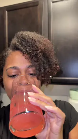 This literally tastes JUST like strawberry lemonade 😮‍💨😍 no gritty texture or taste either! Let’s get this gut health in order ladies 🤭 #guthealth #lglutamine #lglutaminepowder #bloatingrelief 