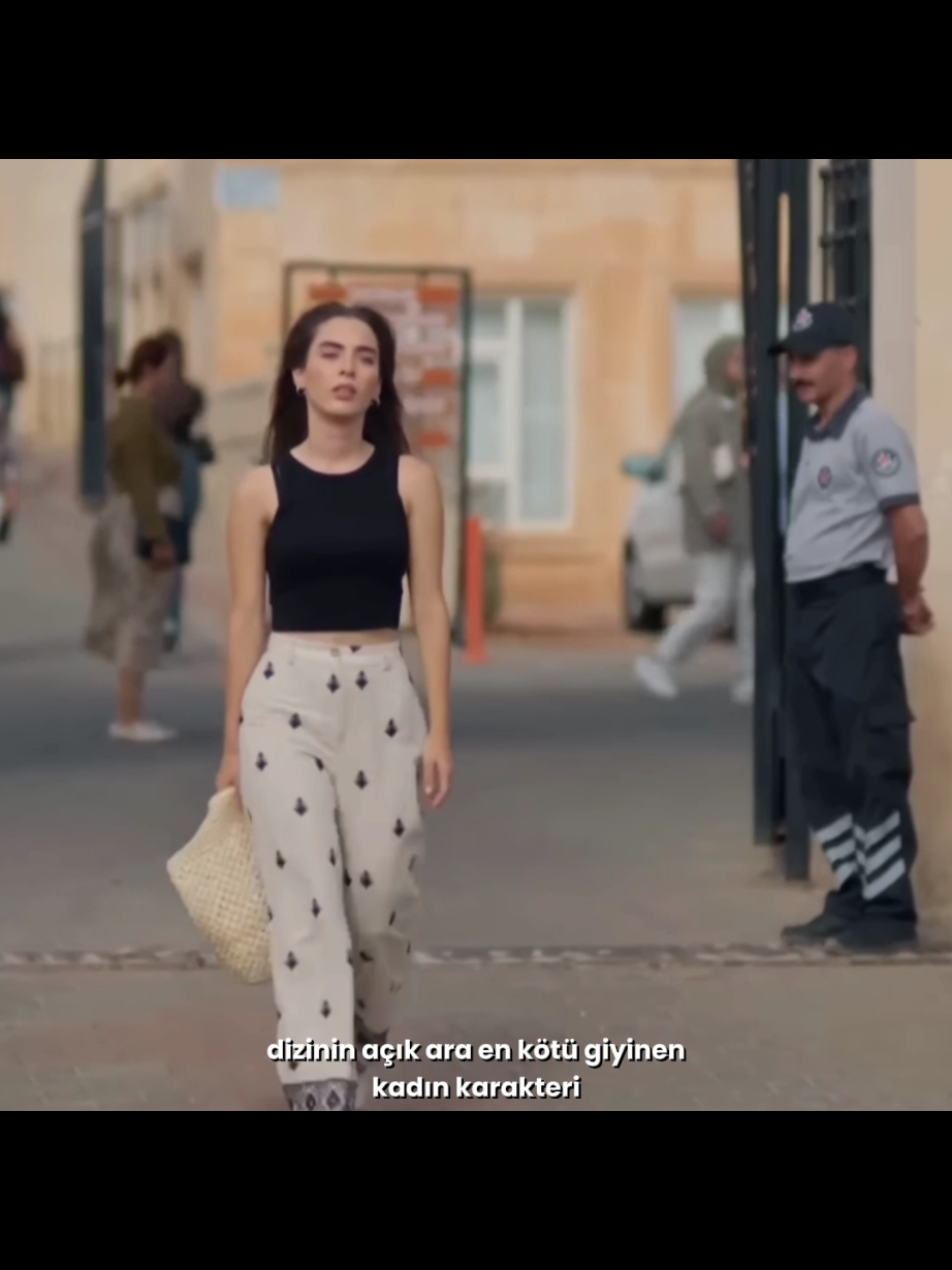 pakize bile bundan iyi giyiniyor #uzaksehir #kayaalbora #zerrinalbora #atakanözkaya #dilindöğer 