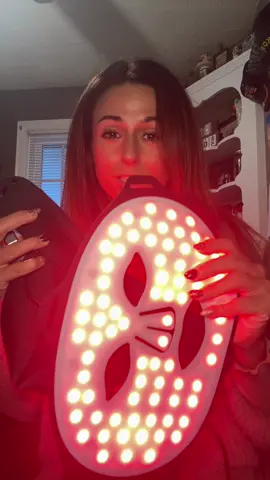 #redlight #antiaging #acnetreatment #redlighttherapy 