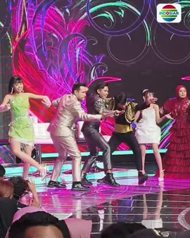 Hahaha! Kompak banget nih coach @FILDAN RAHAYU @da7_arbilfahrizan0¹ & @DA7.Valen jogetnyaa👏🏻💃🏻😍 . . #IndosiarBawaDangdutBerkelasBerkualitas #DAcademy7Indosiar #DAcademyIndosiar #BehindTheStageDAcademy7 