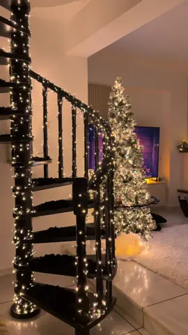 It’s Christmas time.✨🎠 Οχι εν μου αρέσουν τα φωτάκια ,τα Χριστούγεννα ούτε και τα δέντρα μωρέ .🤡 @vicko @EUROLAMP SA 