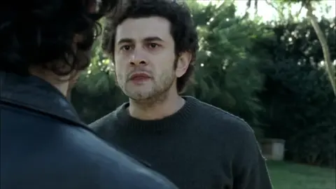 Romanzo Criminale – La Serie è una produzione italiana cult, tratta dal romanzo omonimo di Giancarlo De Cataldo e ispirata a fatti realmente accaduti.  Andata in onda tra il 2008 e il 2010 su Sky, la serie racconta l’ascesa e la caduta della Banda della Magliana  il gruppo criminale che negli anni Settanta e Ottanta riuscì a dominare il sottobosco romano intrecciando affari con politica, droga, servizi segreti e terrorismo. Ambientata in una Roma cupa e contraddittoria, divisa tra glamour e degrado, la storia segue Libano, Freddo e Dandi, tre ragazzi di strada uniti dal sogno di conquistare la città intera.  La loro parabola è una miscela di amicizia, violenza, ambizione e tradimento, sullo sfondo di un’Italia segnata dal caos politico e dalla corruzione. La serie si distingue per l’altissima qualità della regia, firmata da Stefano Sollima (poi regista di Gomorra – La Serie e Suburra), per l’uso potente della colonna sonora anni ’70-’80 e per la profondità psicologica dei personaggi, che la rendono molto più di un semplice crime drama: un vero ritratto epico della criminalità e del potere. Tutto il contenuto mostrato è di finzione. Il sangue è finto, le armi sono di scena. Scene tratte da una serie TV. #RomanzoCriminale #RomanzoCriminaleLaSerie #BandaDellaMagliana #SerieItaliana #CrimeItaliano          