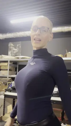 Wenn ihr wissen wollt, was ich hier gerade drucke… solltet ihr meinen Shop im Auge behalten. 👀 Der Link ist wie immer in der Bio. 💥 #DJ #merch #djane #music #buzzcut