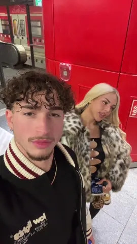 Wer erkennt den Hintergrund?🤫IG: chris.mrb #viral #goviral #fürdich #fypage #friends @milane 🤍 