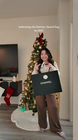 I’ve been waiting for the new chanel 25 mini to be released since it was announced and it’s truly the perfect size if you’re petite like me #unboxing #chanel #chanel25mini #designerhandbags #petitefashion 