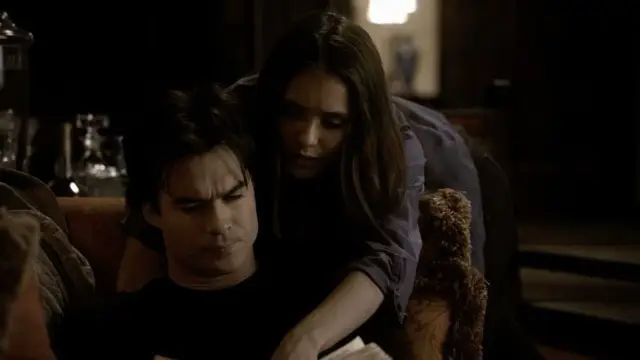 كان أول حبّ بحياتي وأصدق مشاعر عرفها قلبي حبّه كان شي مختلف ما يشبه أحد ولا حسّيت مثله أبد كنت أحسّه قدري الشخص اللي ربي أرسله عشان يغيّر كل شي فيني كنت مستعدة أفضي له عمري أضحي بأي شي عشانه يكفيني يكون بخير ويكفيني إنه يحبني مثل ما أحبه كان يفهمني بدون كلام يعرف وجعي ،  يقرأ صمتي كأنه كتاب مفتوح له كنت أحس بالأمان معه أضحك وأنا مطمّنة أتكلم وأنا عارفة إن حتى لو أخطيت بيطيب خاطري بكلمة منه كنت أعيش على صوته وأنتظر رسالته كأنها حياة جديدة كنت أظنّه خلاص بيبقى ما تخيلت يوم يكون غريب بعد ما كان أقرب من نفسي مرت شهور على فُراقنا بس والله كأنه أمس ما نسيت له شي لا طريقته ولا ضحكته ولا حتى نبرته لما يقول اسمي كل لحظة تمر تذكرني فيه وكل شي بسيط حولي كأنه يحنّ ليوم كنا مع بعض كنت دايم أخاف من فكرة إنه يبعد وكنت أضحك على خوفي وأقول لا مستحيل بس صار اللي ما توقعته راح وخلاني أعيش وجع ما يشبه شي ما عاد صرت أنا بعده صرت نسخة ساكته من نفسي كل شي فيني متعلّق فيه ومو قادرة أقطع هالحنين اللي يسكنني كل يوم يمكن نسى يمكن حياته مشّت بس أنا ما نسيت ولا أقدر أنسى لأنه كان أول حبّ بحياتي وأعظم حبّ عشته والوحيد اللي فعلاً حسّيت معه بمعنى الغرام يمكن الناس يقولون الوقت كفيل بكل شي بس الوقت مرّ وما خفف الوجع ولا قلّ الشوق بالعكس كل ما طوّل الغياب زاد فيني حنينه وصرت أشتاق له بدون ما أبي أحس أشتاق له وقت المطر وقت السكون وقت الزحمه حتى وأنا أضحك بين الناس دايم في شي ناقصني هو يمكن أحيان أتظاهر بالقوه وأقول عادي بس بيني وبين نفسي والله إني مكسوره مكسوره كسر ما ينشاف ولا يتصلّح كل الأوقات الي تكلمنا فيها صارت تؤلمني حتى صوته بذاكرتي يوجعني كنت أتخيله دايم جنبي وقت التعب وقت الزعل وقت الفرحة كنت أتخيله أول شخص أشاركه كل شي بس الحين صرت أعيش كل لحظة لوحدي وأتظاهر إنها عادي بس مافيني عادي من بعده أذكر كيف كنت أنام،  مرتاحه، وكيف كانت الدنيا سهله بوجوده واليوم صارت كل تفاصيلها ثقيله بدونه صرت أخاف من الليل لأنه يذكرني فيه وأخاف من الصبح لأنه يمرّ علي بدونه صرت أكره فكرة إن الحياة تمشي وهو مو معي يمكن هو نسى يمكن ما بقى له حتى ذكرى بس أنا باقي على نفس حبي له باقي أتذكره بكل لحظة تمر كأنه توه راحل يمكن أضعف أحيان وأرجع وأشوف صورته بس ما أقدر أمسحها ولا أقدر أنساه لأنه مو مجرد حب مرّ، هو مرحلة من عمري كلها، هو الشعور اللي علّمني وش يعني أعيش بصدق ووَش يعني أتألم بصمت هو الحُب اللي علّق قلبي بين الدعاء والنسيان، بين الرجاء والخذلان هو الشي الوحيد اللي كل ما حاولت أكرهه، زاد حنيني له أكثر والله لو يرجع الزمن ما كنت اخترت أحد غيره، ولا تمنيت أحد سواه لأنه كان وما زال، أول حب بحياتي وأعظم شي مرّ بقلبي#viral #fyppppppppppppppppppppppp #k 