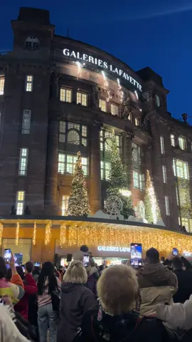 La magie de Noël commence à Galeries Lafayette ✨🎅🏻 12112025 #galerieslafayettestrasbourg #galerieslafayette #noel #christmas #strasbourg