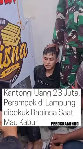 BANDAR LAMPUNG – Kewaspadaan dan kesigapan seorang Bintara Pembina Desa (Babinsa) dalam melaksanakan patroli rutin, menggagalkan aksi perampokan berencana dan menciduk pelakunya langsung di lokasi kejadian. Babinsa Sertu Kiki dari Koramil 410-02/TBS berhasil menangkap Herman (25), pelaku perampokan di Alfamart Segalamider II, pada Kamis (6/11/2025) pagi. Berdasarkan laporan, kejadian berlangsung sekitar pukul 09.00 WIB. Saat itu, Sertu Kiki sedang melaksanakan patroli pengamanan wilayah di sekitar Jalan Pagar Alam, Kelurahan Segalamider. Dari kejauhan, ia mendengar keributan dan teriakan dari dalam Alfamart. Dengan sigap, ia segera mendekat dan menyaksikan pelaku yang masih membawa golok dan tas berisi uang hasil rampokan mencoba melarikan diri. Tanpa ragu, Sertu Kiki segera bertindak. Ia menghadang dan membekuk pelaku yang berusaha kabur menggunakan sepeda motor. Berkat pelatihan dan fisik yang prima, Sertu Kiki berhasil melumpuhkan dan mengamankan Herman di tempat, mencegahnya melarikan diri atau melukai warga lainnya. Uang sebesar Rp 23.000.000 yang berhasil dirampok dari dua kasir, Sri Sulasmi dan Gina Aulia, berhasil disita sebagai barang bukti. “Saya sedang patroli rutin ketika melihat situasi tidak normal di depan Alfamart. Tindakan cepat sangat diperlukan untuk mencegah pelaku kabur dan memulihkan rasa aman,” ujar Sertu Kiki. Karena lokasi penangkapan masuk dalam wilayah teritorial Koramil 410-05/Tanjungkarang Pusat (TKP), Sertu Kiki kemudian berkoordinasi dengan rekan sesama Babinsa di wilayah tersebut. Pelaku kemudian diserahkan kepada Serka Adam Basori, Babinsa Kelurahan Segalamider dari Koramil 410-05/TKP, untuk proses lebih lanjut sesuai dengan prosedur. Serka Adam Basori yang menerima laporan dan pelaku, memuji koordinasi dan tindakan cepat yang dilakukan oleh Sertu Kiki. “Apa yang dilakukan Sertu Kiki adalah contoh nyata sinergi TNI dalam menjaga wilayah. Kami kemudian menyerahkan pelaku dan barang bukti secara resmi kepada aparatur terkait untuk proses hukum,” jelas Serka Adam. Pelaku, Herman, beserta barang bukti berupa golok, sepeda motor, dan uang rampokan, telah diserahkan ke Aparat terkait. Di wilayah hukum Kota Bandar Lampung 