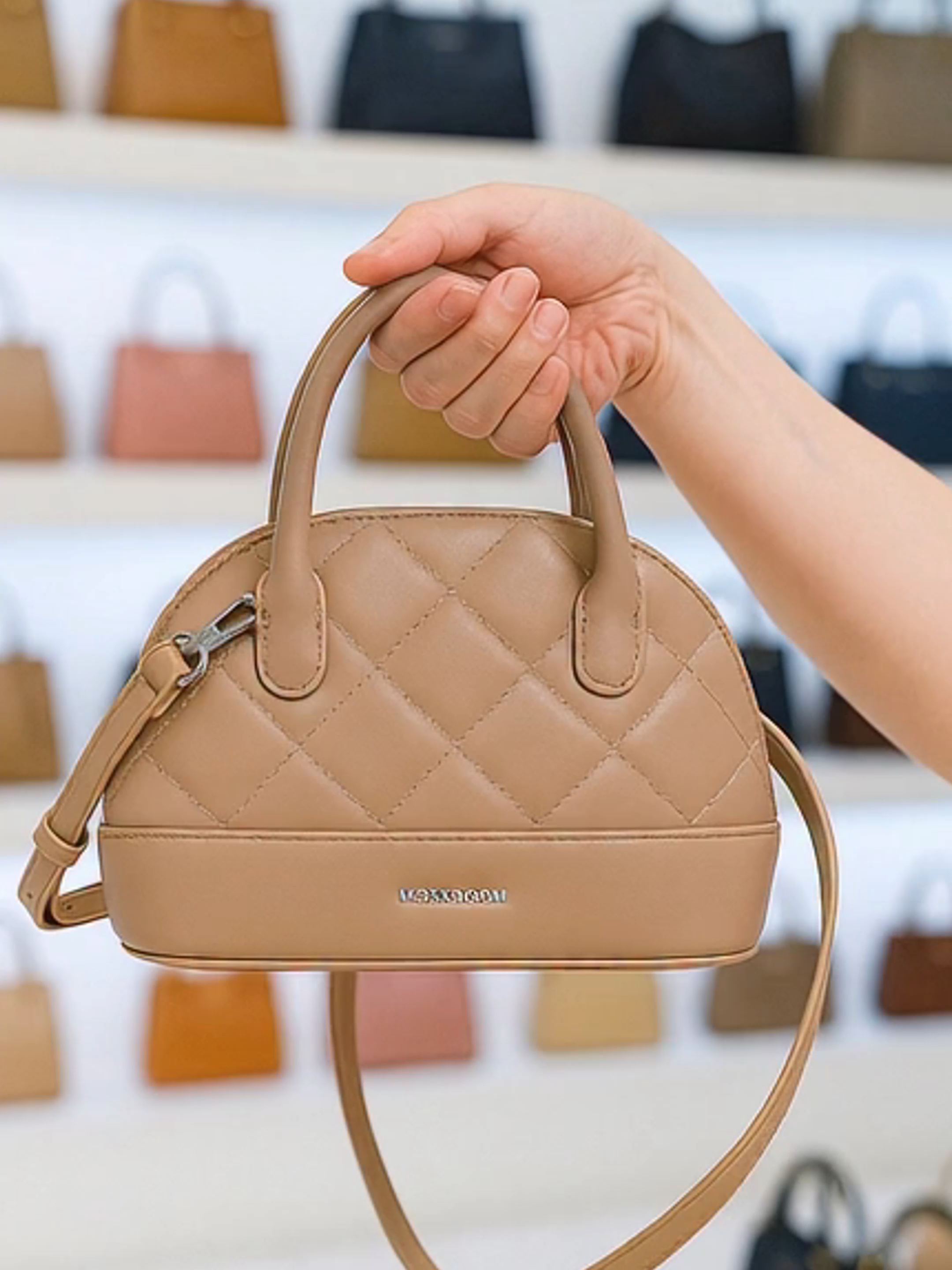 Gaya elegan tanpa harus mahal! MOSSDOOM Ruby Bag — tas selempang premium dengan desain simpel, mewah, dan ringan dibawa ke mana aja 💖 Cocok buat ngantor, hangout, atau acara formal ✨ #taswanita #tasselempangwanita #tasmossdoom #slingbagwanita #fashionwanita #taskekinian