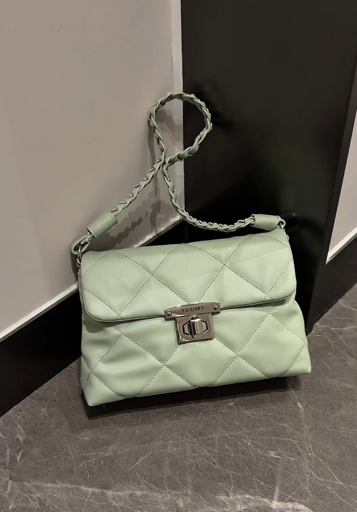 Túi kẹp nách ô trám khoá xoay form dáng trẻ trung, size vừa rộng rãi nha #reviewtuixach #yummy #jimestore #tuixachnu #tuikepnachnu 