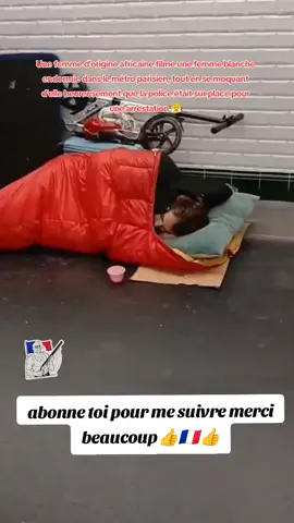 Une #femme d'origine #africaine filme à son insu une femme blanche endormie dans #le #metro parisien, tout en se moquant d'elle. #paris 