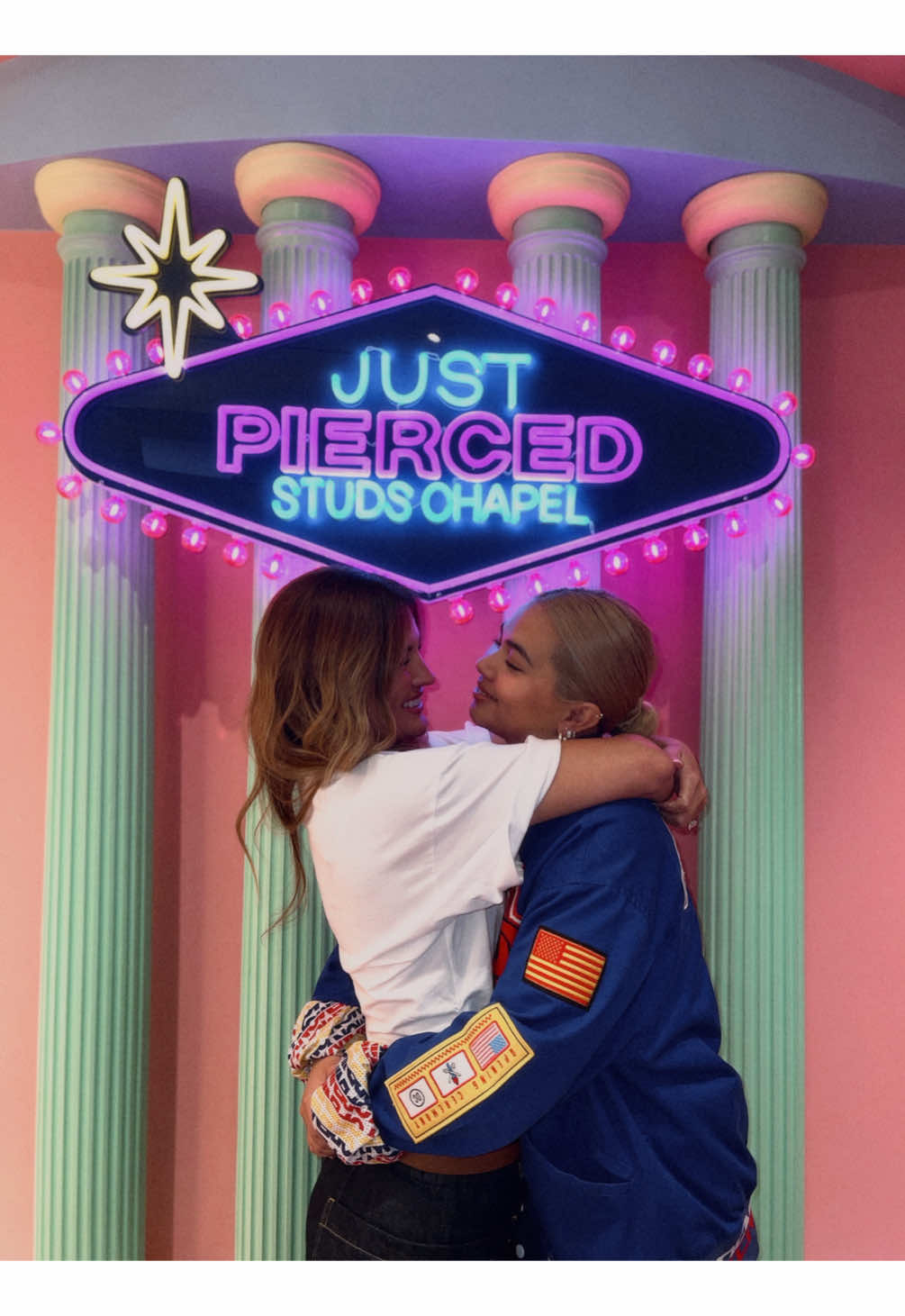 What happens in Vegas…. Stays in your ear.  📍in the heart of the Venetian @Studs👂Ear piercing & earrings #sponsored 