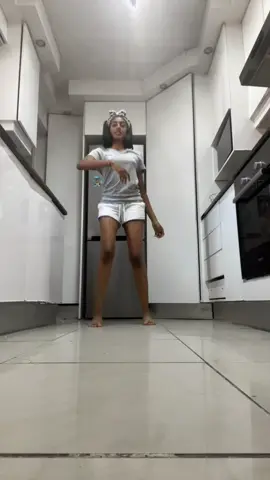 Leave my feet pls people 😭💔