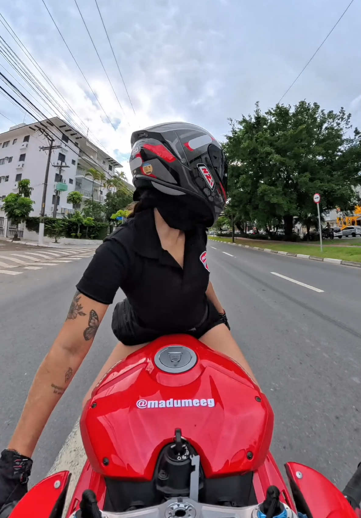 A moça olhando de lado 🥹🤣❤️ #foryou #motogirl #ducati #viralvideo #motorcycle 