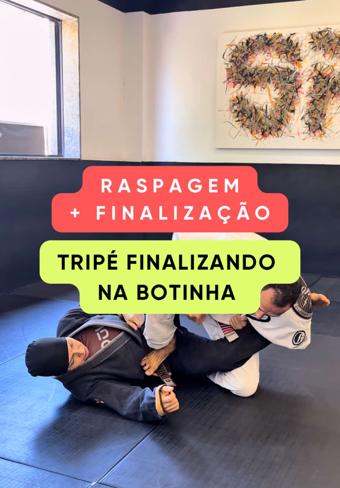 Posição do dia: Raspagem tripé finalizando na botinha. A malandragem tá na troca de base. Parece a raspagem normal, mas o ajuste vem na queda.  O pé já entra laçado e é só subir encaixando a finalização na botinha. 🥋#jiujitsubrasil #posicoesjiujitsu #jiujitsulifestyle #soufaixapreta #jiujitsugrappling 