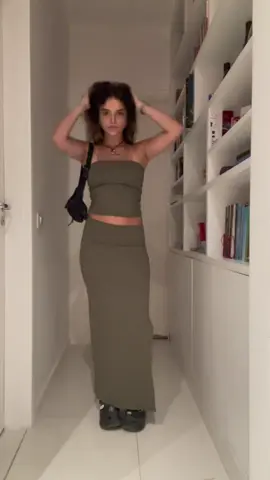 BKG-WUP-CVQ ID 👈 . Dê uma olhada em Conjunto Cropped Tomara que Caia + Saia Midi Fenda 36-42 por R$59,99. Compre na Shopee agora! 